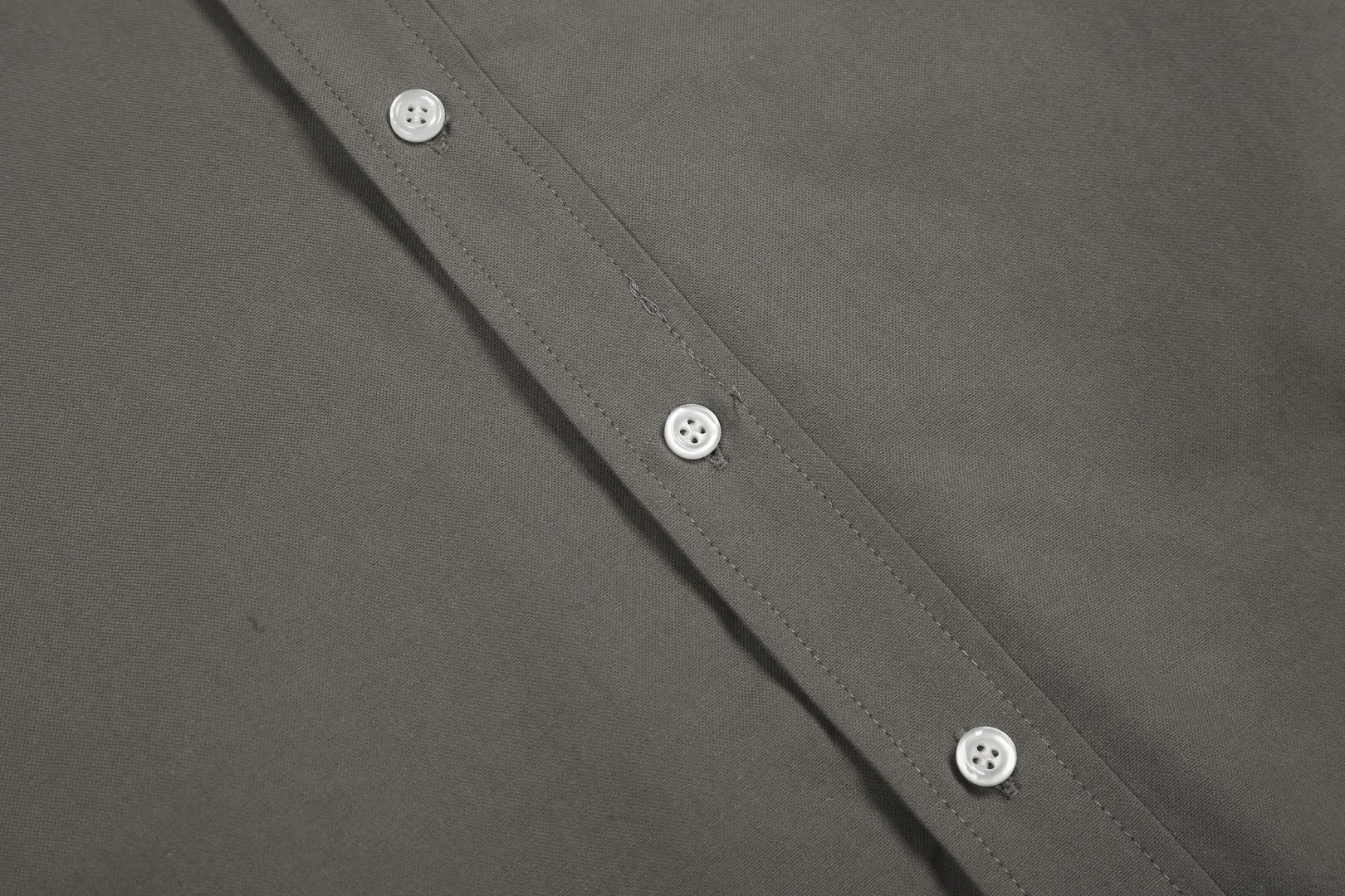 P230 White background picture [Evergreen for all seasons] Style number: 25011# Color: Navy red label/original blue/original white/matte pink/khaki/charcoal gray/black/dark blue white label Size: S to Face 100 cotton oxford spun, pre-laundering treatment, tight and soft texture ✅ - Custom dyed original pearlescent white buttons with different sizes ✅ - Special shaped chiffon foil included in the collar door tube, not easy to deform and pull ✅ - RL classic version of oxford spun shirt, thick and crisp feeling brought by oxford cloth, can be worn alone as an outer layer, can be matched with all seasons, practical wear, a must-have item in the wardrobe, start with eyes closed